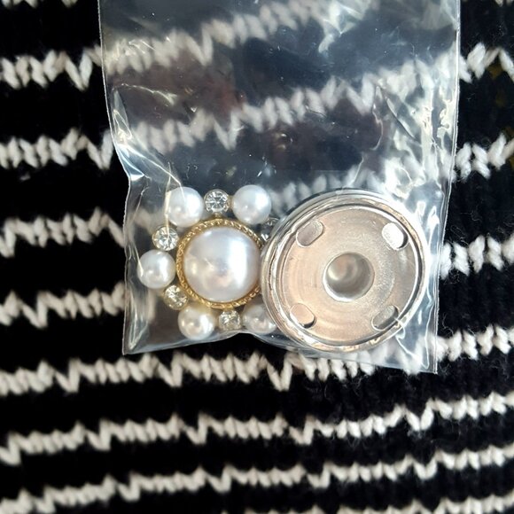 NEW! NICOLE MILLER Bows & PEARL BUTTON SWEATER - Picture 2 of 7